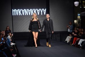 &Uuml;nl&uuml; modacı koleksiyonunu İzmir'de sergiledi