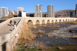 800 yıllık tarihi k&ouml;pr&uuml; neden 'Eğri' bilen yok
