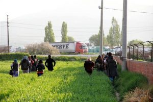 Sopa ve tırpanla saldırdılar! 500 Suriyeli mahalleyi terk etti