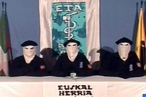ETA, silahlarını teslim etmeye başladı