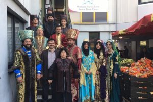 Avrupalı T&uuml;rkler "Diriliş Ertuğrul" kost&uuml;mleri ile oy kullandı