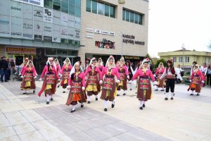 Bursa'da Nil&uuml;fer Halk Dansları Topluluğu'ndan s&uuml;rpriz g&ouml;steri