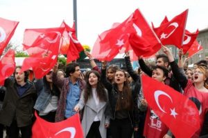 Liselilerden İzmir Marşı ile 'hayır' &ccedil;ağrısı