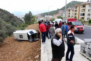 El frenini &ccedil;ekmeden indiği minib&uuml;s&uuml;n altında kaldı
