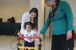 Emekleyemez denilen minik kız Bursa'da y&uuml;r&uuml;meye başladı