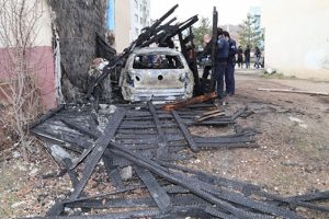Sigara izmariti l&uuml;ks aracı k&uuml;le &ccedil;evirdi