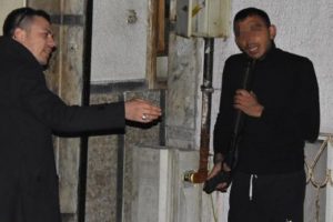 Alkol alıp pompalı t&uuml;fekle intihara kalkışan genci polis ikna etti