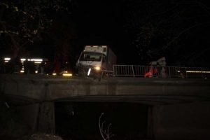 Kamyonet k&ouml;pr&uuml;de asılı kaldı!