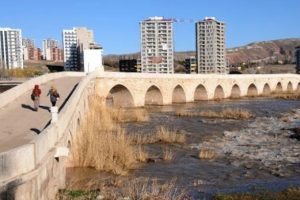 800 yıllık tarihi k&ouml;pr&uuml; neden 'Eğri' bilen yok