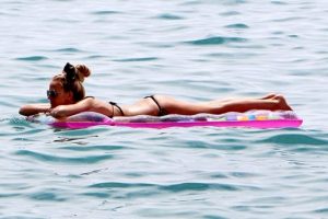 Alanya'da tatilcilerin deniz keyfi