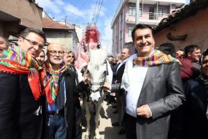 Bursa'da geleneksel k&ouml;y d&uuml;ğ&uuml;n&uuml; renkli g&ouml;r&uuml;nt&uuml;lere sahne oldu