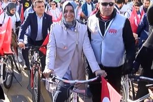 Bakan Kaya gen&ccedil;lerle pedal &ccedil;evirdi