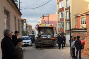 Topun peşinden koşarken kamyon altında kalan &ccedil;ocuk &ouml;ld&uuml;