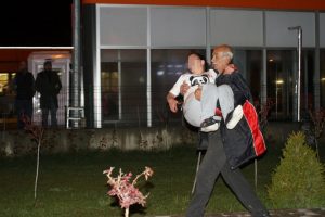 Alkoll&uuml; gen&ccedil; kız &uuml;st ge&ccedil;ide &ccedil;ıkıp kollarını kesti