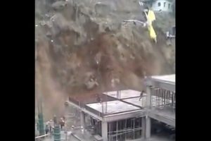 Devasa toprak par&ccedil;ası &ccedil;&ouml;kt&uuml;!