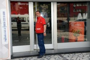 Adana'da bankanın kapısını a&ccedil;ık unuttular