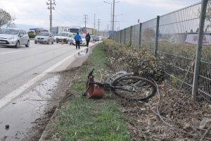 Bursa'da otomobilin &ccedil;arptığı bisiklet s&uuml;r&uuml;c&uuml;s&uuml; ağır yaralandı