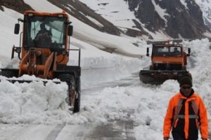 Nisan'da yağan kar Ovit ge&ccedil;idini yeniden kapattı