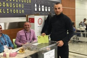 G&ouml;khan T&ouml;re ve Mevl&uuml;t Erdin&ccedil; oyunu kullandı