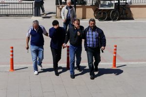 Dolandırıcılara 80 bin TL'sini kendi elleriyle teslim etti