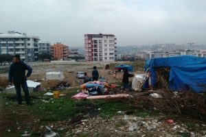 Bursa'da toplu konut b&ouml;lgesindeki g&ouml;&ccedil;ebe &ccedil;adırları kaldırıldı