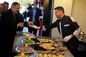 Bakan &Ouml;zhaseki esnaf ziyaretinde balık yedi