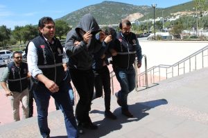 Soyguncular işletmeci ve &ccedil;alışanı dondurucuya kilitledi