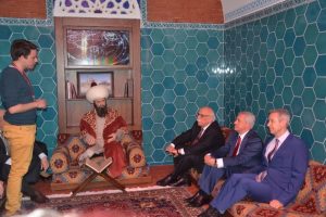 T&uuml;rk D&uuml;nyası Bilim, Sanat ve K&uuml;lt&uuml;r Merkezi halkla buluşuyor
