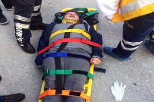 Okul &ccedil;ıkışında kamyonet &ccedil;arptı