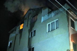 Eşi gelmedi diye evini yaktı