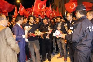 İhbar hattından yardım istedikleri polisleri &ccedil;i&ccedil;ekle karşıladılar