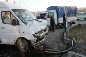 İş&ccedil;i servisi ile kamyonet &ccedil;arpıştı: 5 yaralı