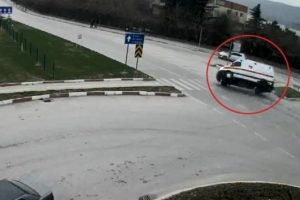 Ambulans kazası MOBESE kameralarına yansıdı