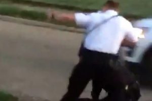 Siyahi ş&uuml;pheliye polis şiddeti