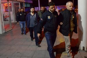 FET&Ouml;'den aranan 3 'abi' saklandıkları evde yakalandı
