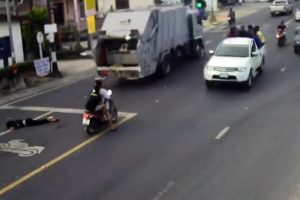 &Ccedil;&ouml;p kamyonunun ezdiği kadın olay yerinde can verdi