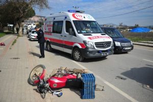 Bursa'da motosiklet kamyonla &ccedil;arpıştı: 1 yaralı