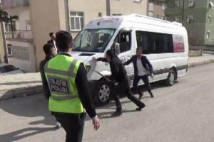 Kaza yapan oğlunu sopayla kovaladı