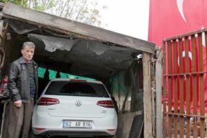 Şehit olan oğlundan kalan otomobile g&ouml;z&uuml; gibi bakıyor