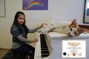 Bursa'da 7 yaşındaki Arya, Paris'ten m&uuml;zik &ouml;d&uuml;l&uuml;yle d&ouml;nd&uuml;