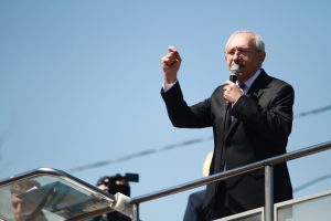 Kılı&ccedil;daroğlu Bursa'da se&ccedil;im otob&uuml;s&uuml;nden vatandaşlara hitap etti