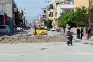 'Tapusu benim' diyerek yolu &ccedil;it &ccedil;ekerek kapattı
