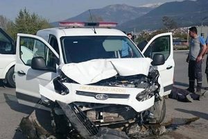 Ticari ara&ccedil; minib&uuml;se &ccedil;arptı: 8 yaralı