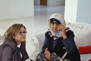 Başkan Şahin yaşlı kadına sahip &ccedil;ıktı