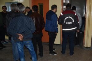 İş hanı tuvaletinde &ouml;l&uuml; bulundu