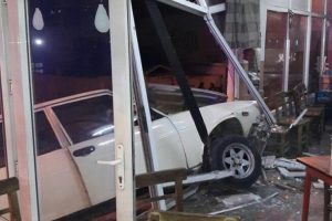 Gaziantep'te otomobil kahvehaneye daldı! 7 yaralı