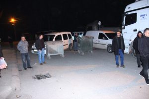TIR kazası sonrası mahalleli yolu kapattı