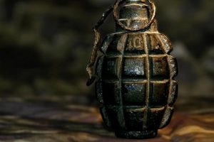 Askeri b&ouml;lgeye el bombalarıyla girmeye &ccedil;alıştılar