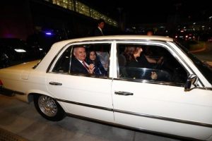 Başbakan Binali Yıldırım'dan klasik otomobille s&uuml;rprizi