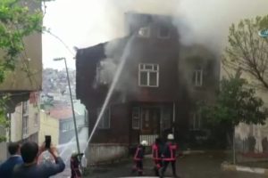 İstanbul'da &uuml;&ccedil; katlı bina alev alev yandı
